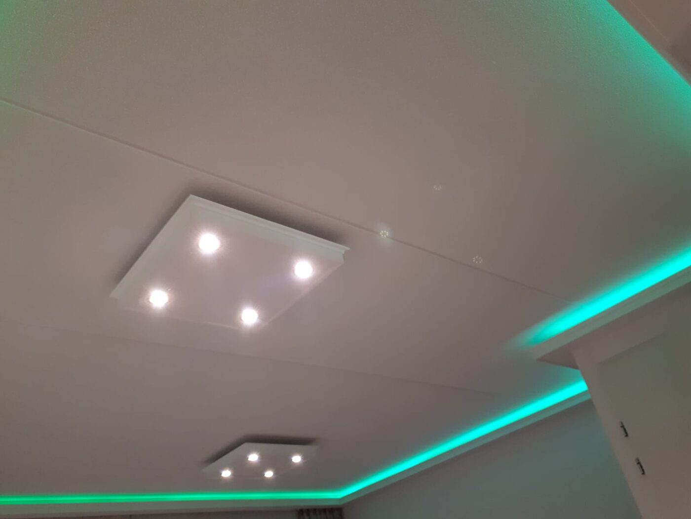 Verlaagd plafond met spots en sfeerverlichting, onderdeel van een verbouwing