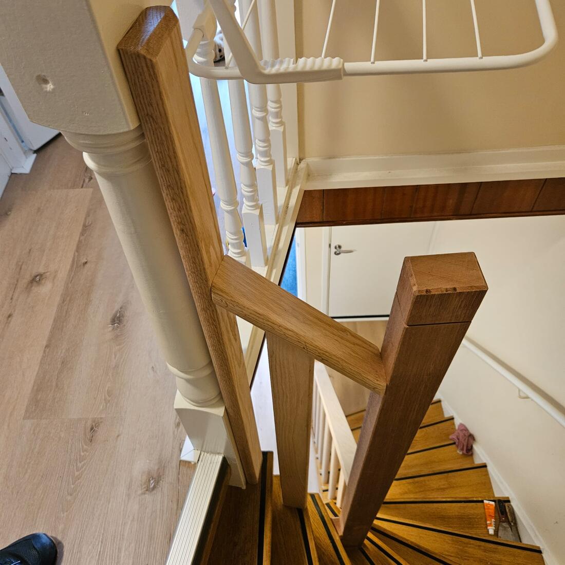 Detailopname van een handgemaakte trapleuning in eikenhout
